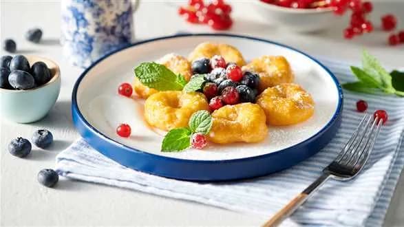 Kluski dyniowe z jogurtem i owocami