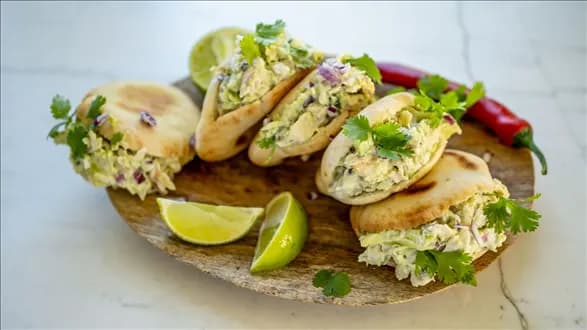 Arepas z pastą z kurczaka i awokado