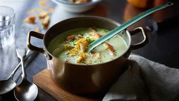 Zupa z groszku i pomarańczy z grzankami z cebulką