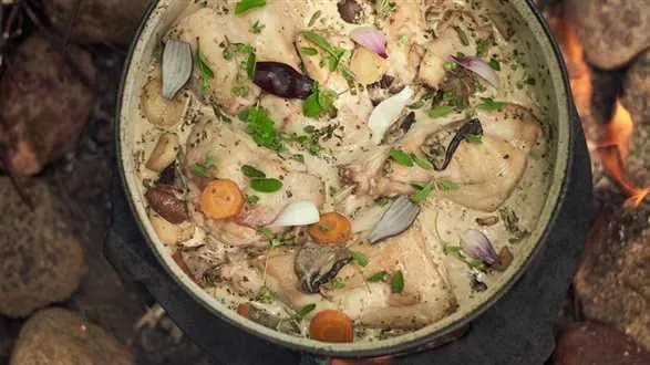 Królik w prawdziwkach z majerankiem i pieczonym topinamburem