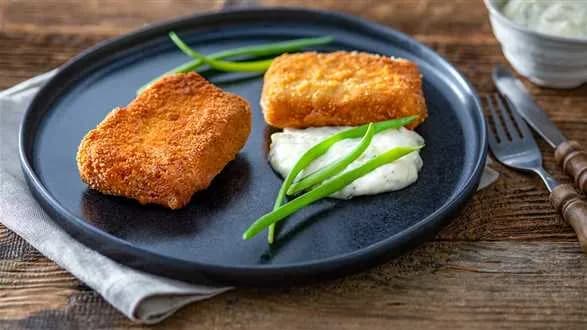 Smażony żółty ser z sosem tatarskim