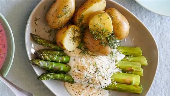 Szparagi w sosie beszamelowym