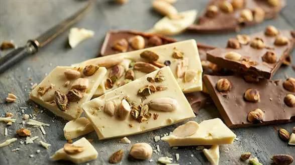 Czekolada mleczna z orzechami laskowymi i biała czekolada z karmelizowanymi migdałami i pistacjami