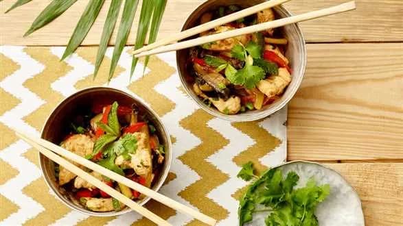 Filet z kurczaka z warzywami w sosie sojowym z woka