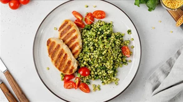 Grillowane piersi kurczaka z zielonym kuskusem