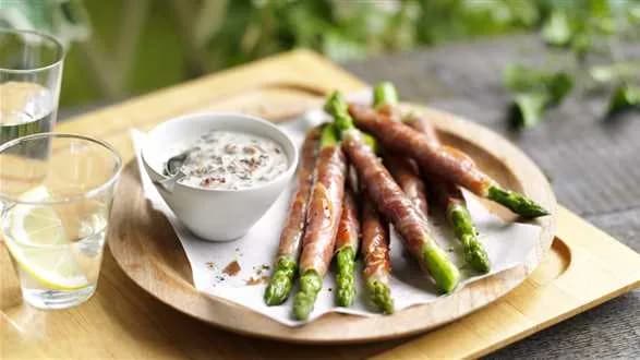 Szparagi zawijane w szynkę z dipem z parmezanu