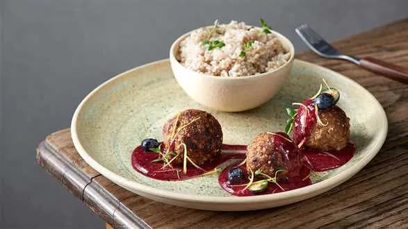 Klopsiki z sosem borówkowym