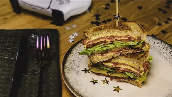 Grillowana klasyczna kanapka tostowa z salami, serem i sałatą lodową