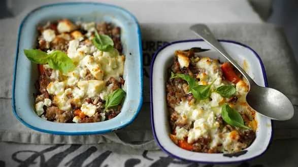 Zapiekanka z mięsa mielonego z marchwią i serem owczym