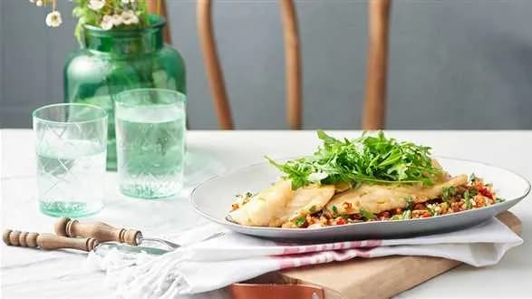 Orzechowa caponata z pieczonym dorszem