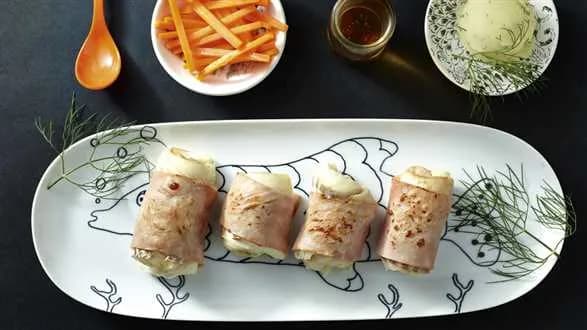 Dorsz owinięty w szynkę