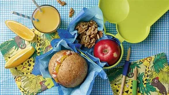 Grahamka z kolorowym twarożkiem