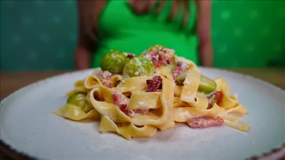 Makaron z boczkiem i brukselką