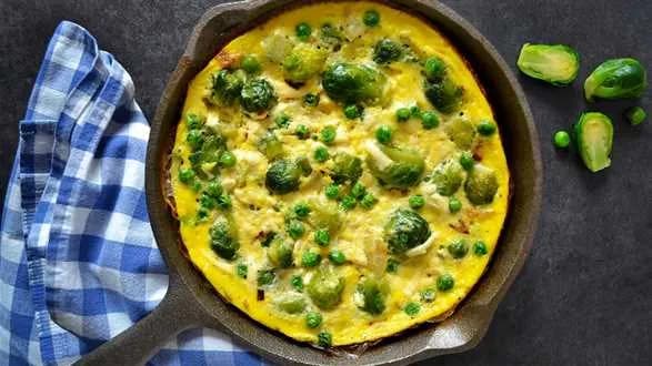 Frittata z brukselką i groszkiem