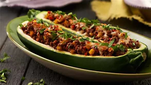 Cukinia z pikantnym farszem wołowym