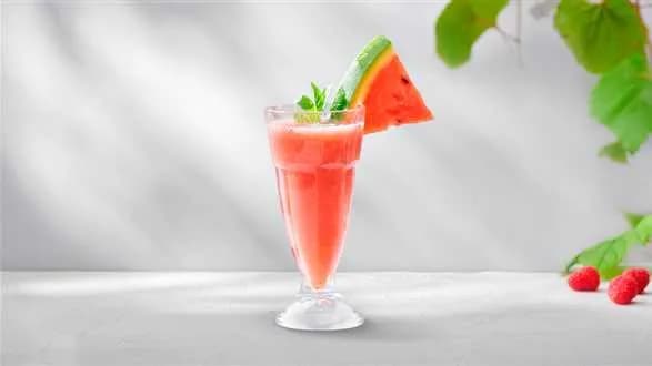 Wegański shake z arbuza i truskawek