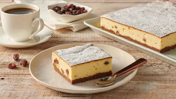 Babciny sernik z rodzynkami na spodzie z ciastek korzennych