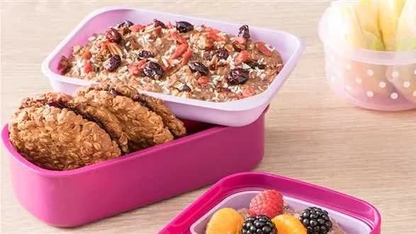 Czekoladowa miska smoothie i ciastka owsiane – lunchbox na słodko