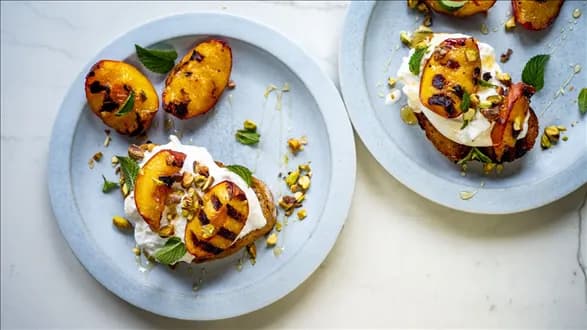 Tost z karmelizowaną brzoskwinią