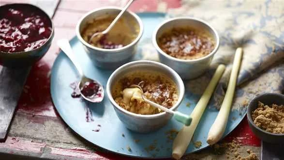 Crème brûlée z trawą cytrynową, wiśniami i imbirem