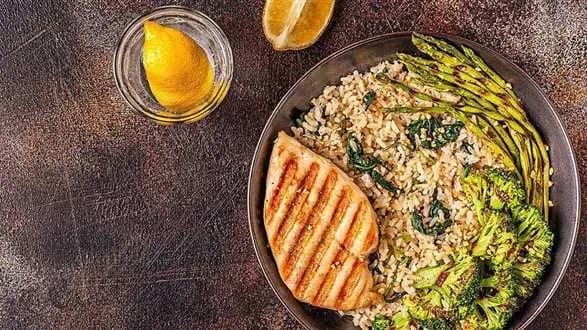 Bowl z kurczakiem, cytrynowym ryżem i warzywami