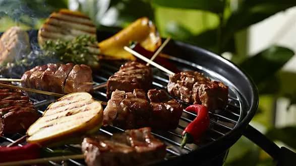 Szaszłyki z karkówki w marynacie orzechowej z gruszkami i sałatką z rukoli