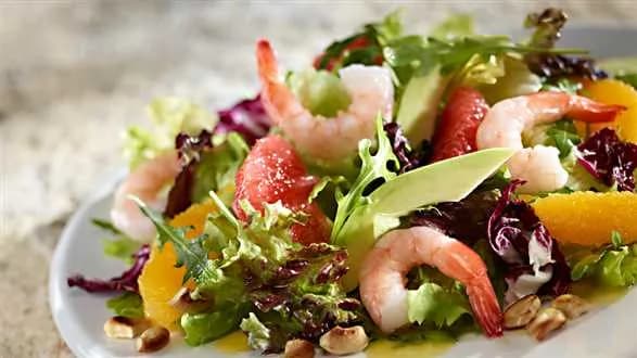 Cytrusowa sałatka z krewetek i awokado – poznaj najlepszy przepis