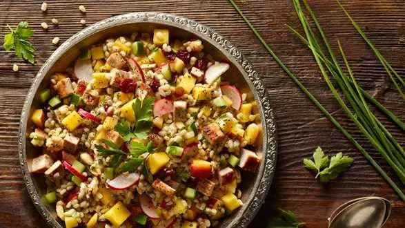 Sałatka z kaszą pęczak, żurawinami i schabem