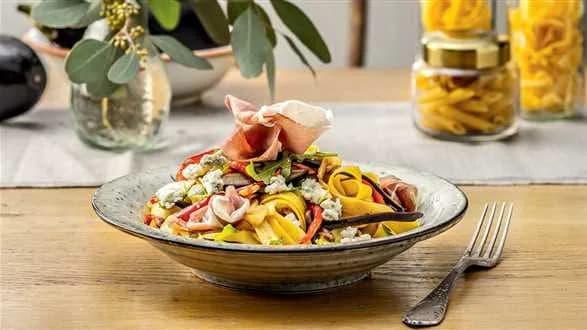 Tagliatelle z bakłażanem, papryką, rukolą i szynką San Daniele