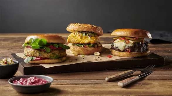 Burger wołowy z serem pleśniowym i gruszką