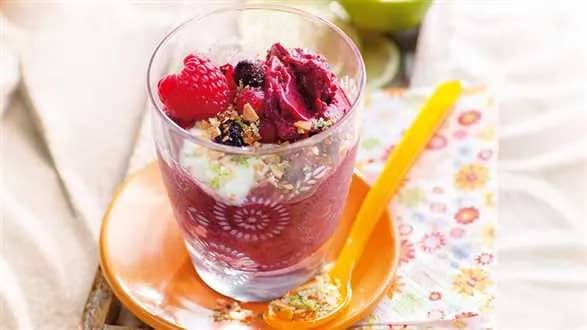 Szybki sorbet z owoców leśnych z posypką z limonki