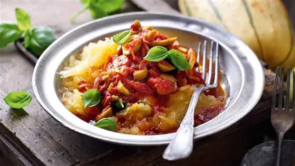 Dynia makaronowa z sosem pomidorowym z oliwkami