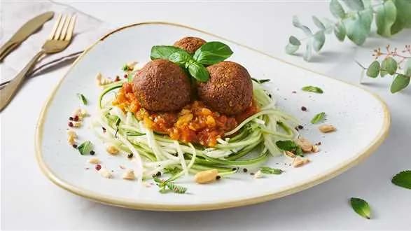 Makaron z cukinii z jaglanymi pulpetami