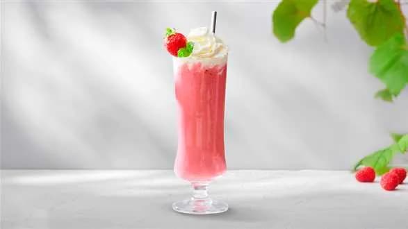 Shake malinowo-truskawkowy z bitą śmietaną