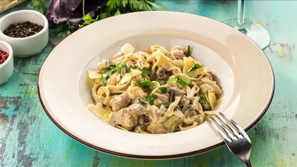 Makaron z kurczakiem i pieczarkami - przepis