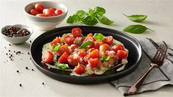 Pomidory truskawkowe z marynowaną cebulką