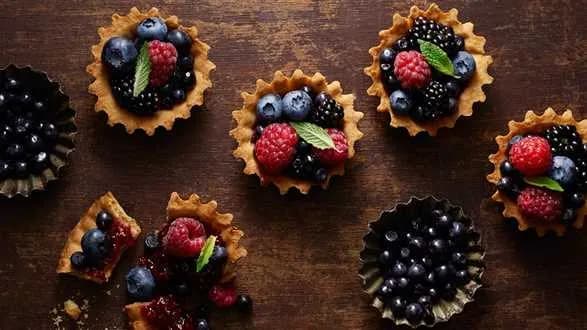 Kruche orzechowe babeczki z owocami leśnymi