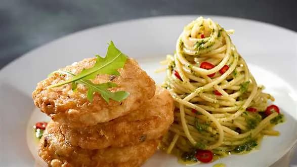 Pierś w panierce serowej z sosem pesto