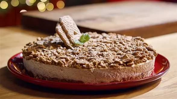 Sernik na zimno na spodzie z korzennych ciastek