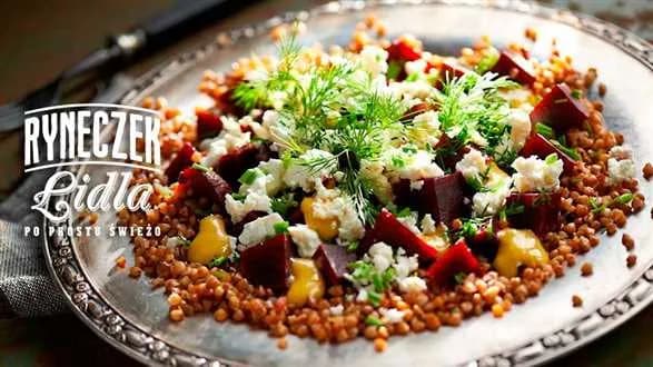 Sałatka z kaszy gryczanej, buraków i sera typu greckiego