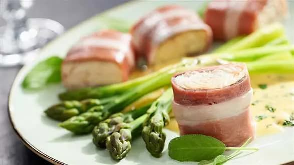 Filet z pstrąga w szynce szwarcwaldzkiej z szałwią i szparagami