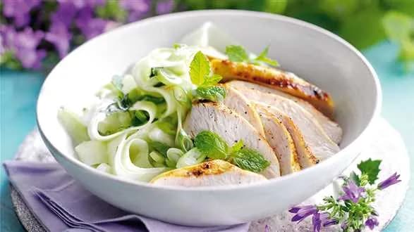 Sałatka z ogórków z kurczakiem