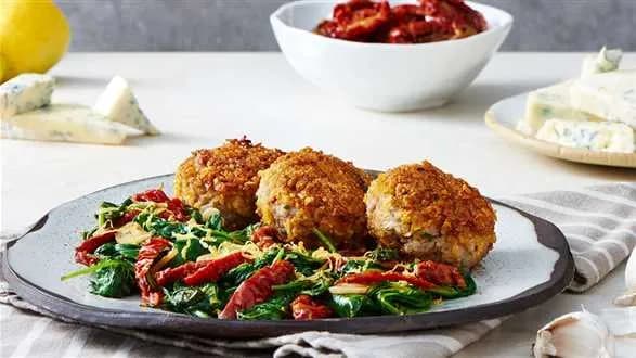 Delikatne kotlety mielone z serem pleśniowym i szpinak z suszonymi pomidorami