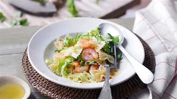 Sałatka z makaronem i krewetkami