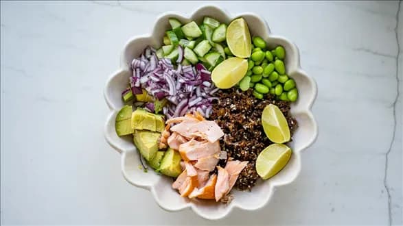 Sałatka z chrupiącym ryżem i łososiem