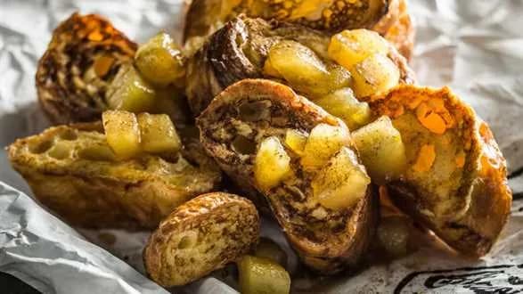 Francuskie tosty z karmelizowanymi jabłkami