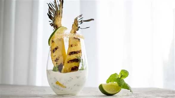 Grillowany ananas z jogurtem mojito