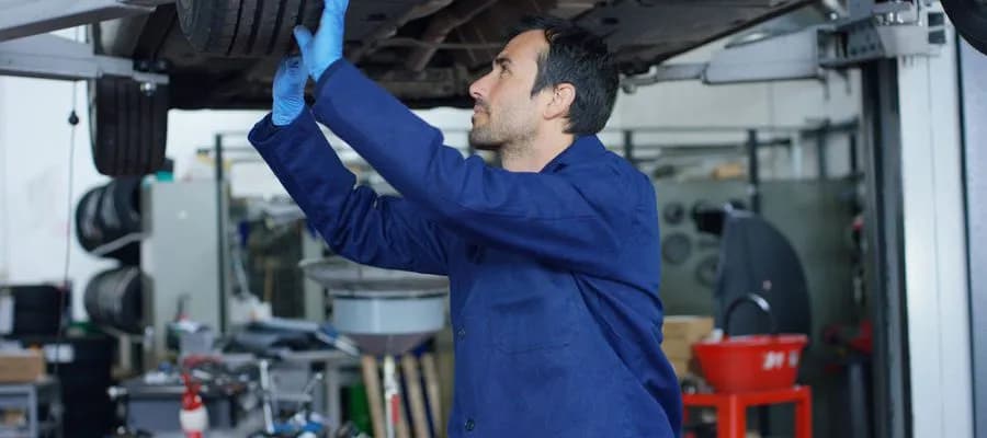 Ile naprawdę kosztuje badanie techniczne samochodu? Sprawdź, jak uniknąć dodatkowych opłat
