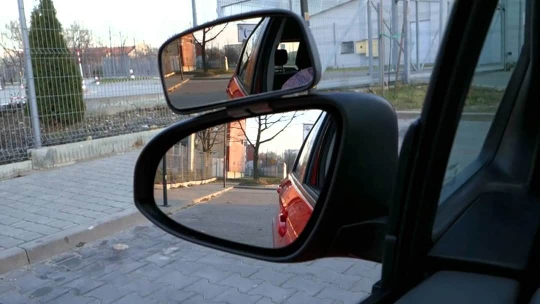 Jak prawidłowo ustawić lusterka w samochodzie na egzaminie i uniknąć błędów