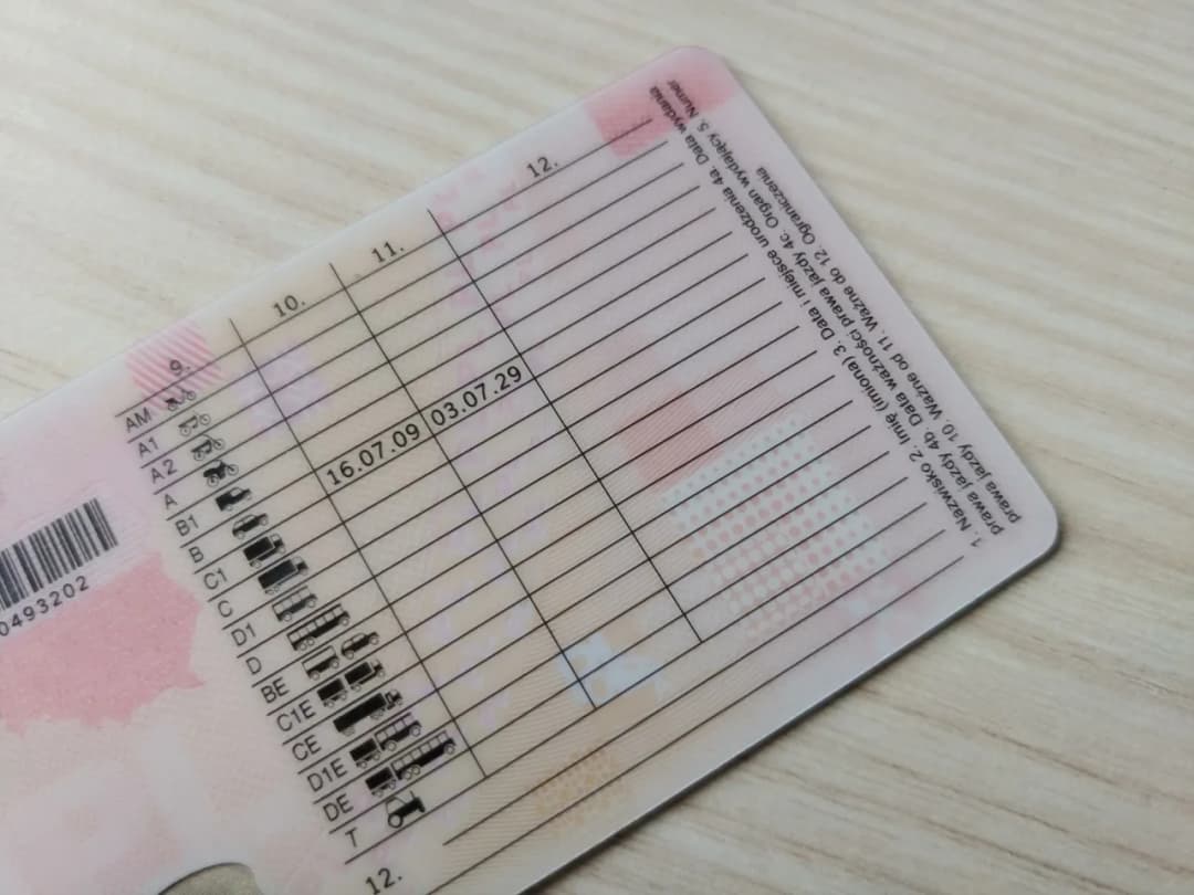 Ile naprawdę zarabia egzaminator na prawo jazdy w Polsce? Sprawdź stawki!